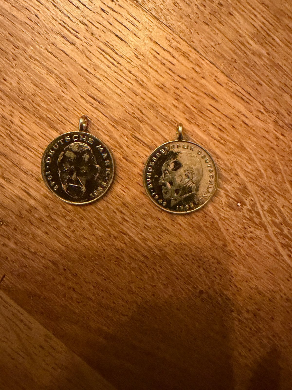 2 Duitse Mark munten met hanger - Bundesrepublik Deutschland, Ophalen of Verzenden, Duitsland, Setje