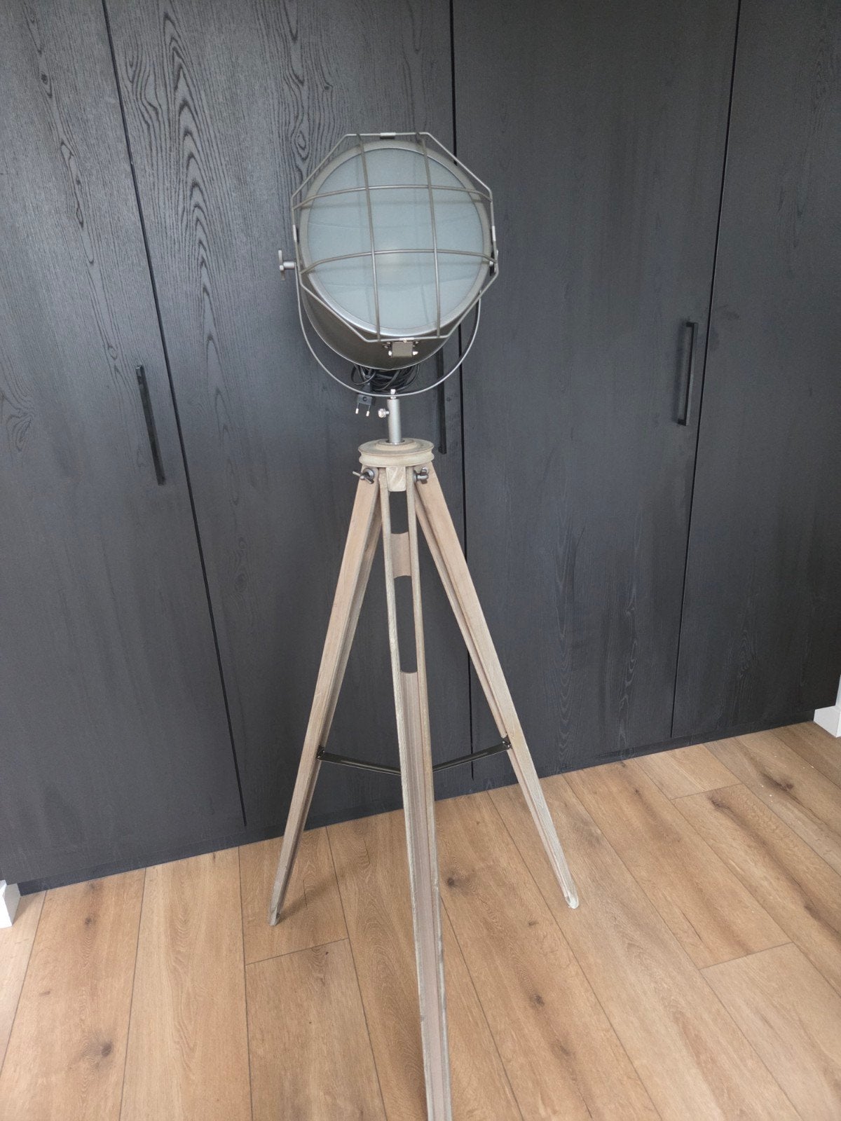 Industriële Vloerlamp Driepoot – Hout & Antraciet Metaal (Sp, Ophalen, Zo goed als nieuw, Hout