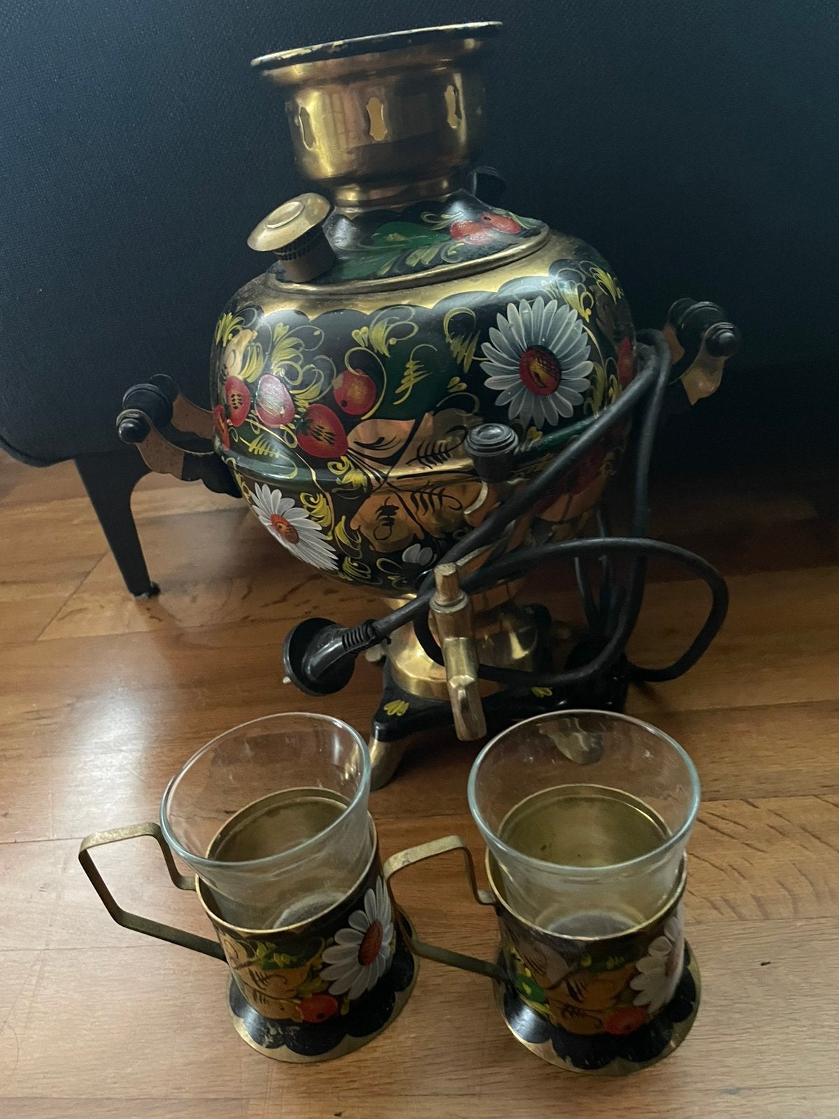 Antieke elektrische samovar met 2 glazen koppen, Ophalen