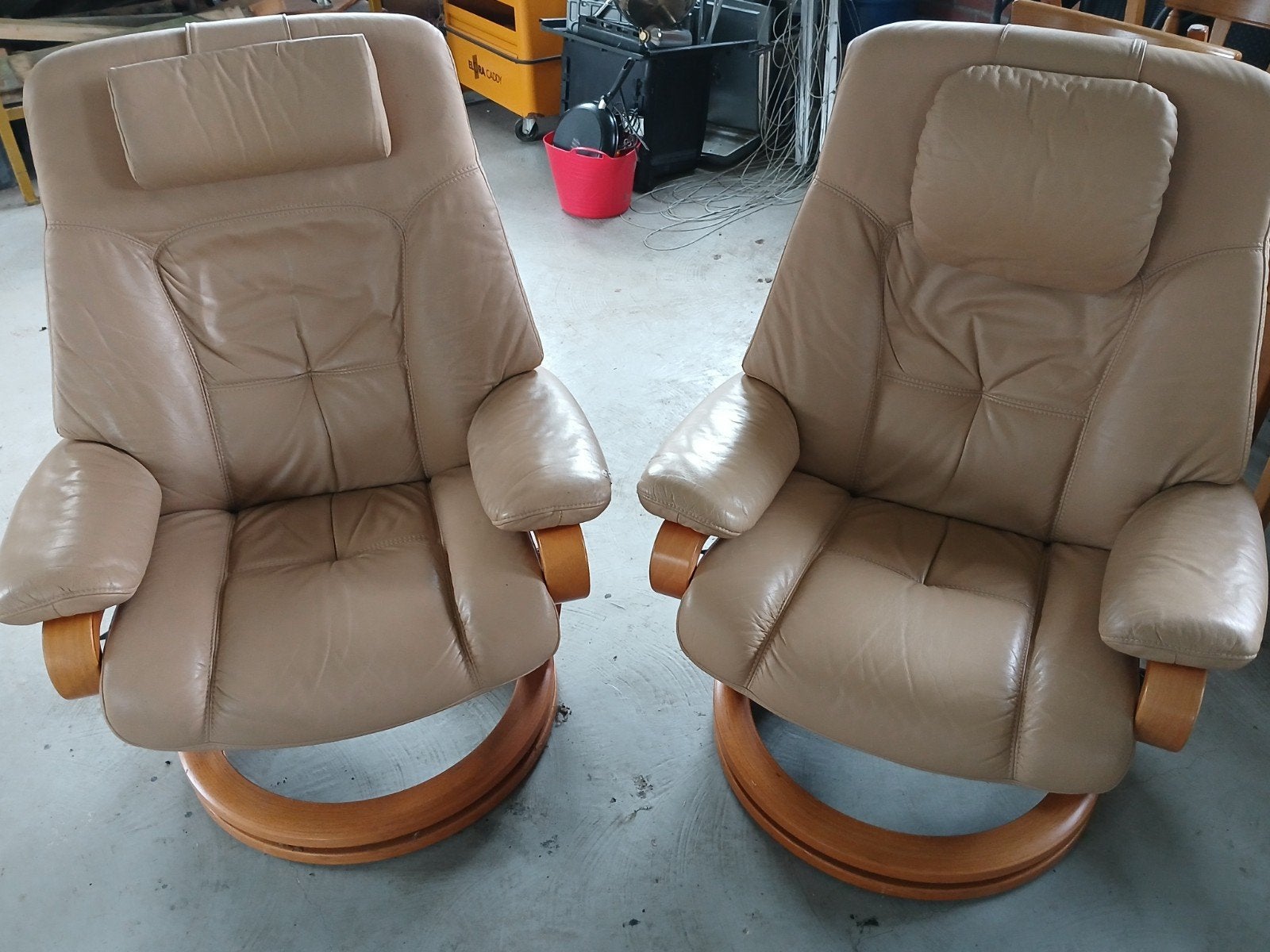 2 leren relaxfauteuils, houten onderstel, + 2 voetenbankjes, Ophalen, Gebruikt, Modern, Comfort, 75 tot 100 cm