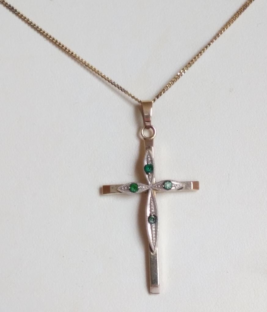KETTING 40 cm, met KRUISJE bezet met 4 Smaragd, Ophalen of Verzenden, Zilver, Ketting, Verguld