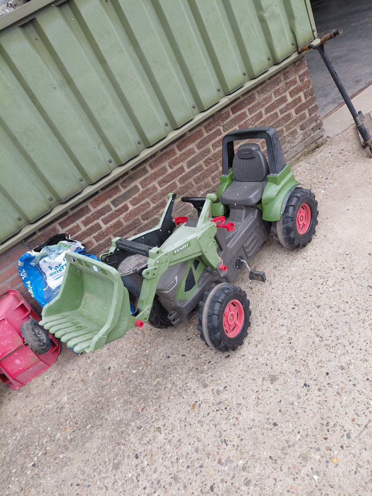 Traptractor Fendt met voorlader en aanhanger., Ophalen