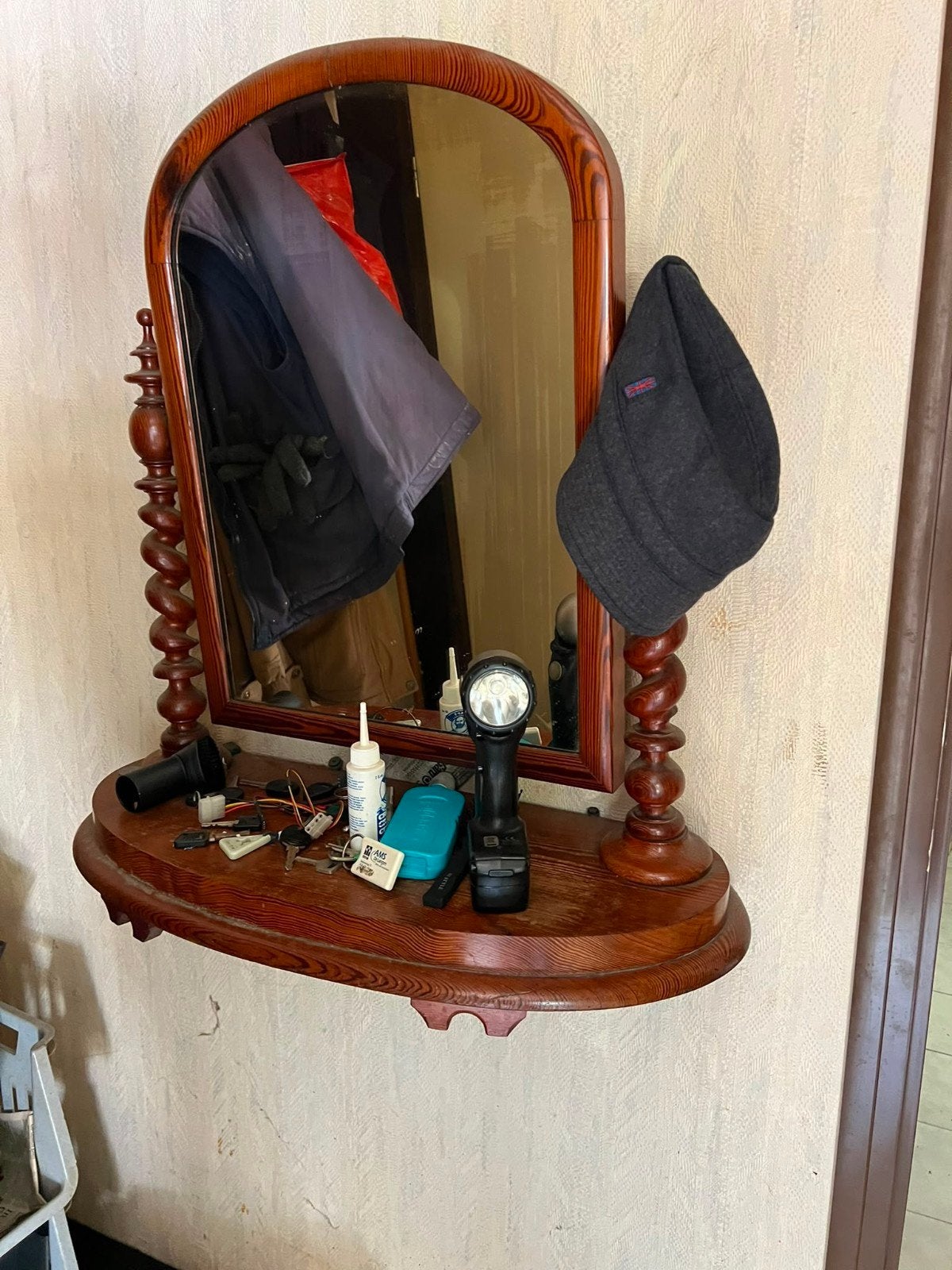 Antieke spiegel met houten lijst en plankje, Gebruikt, 100 tot 150 cm, Ophalen of Verzenden, Rechthoekig