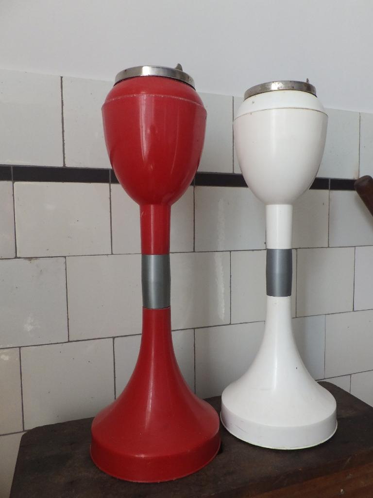 vintage staande asbak, rood space age made italy hoog model, Ophalen