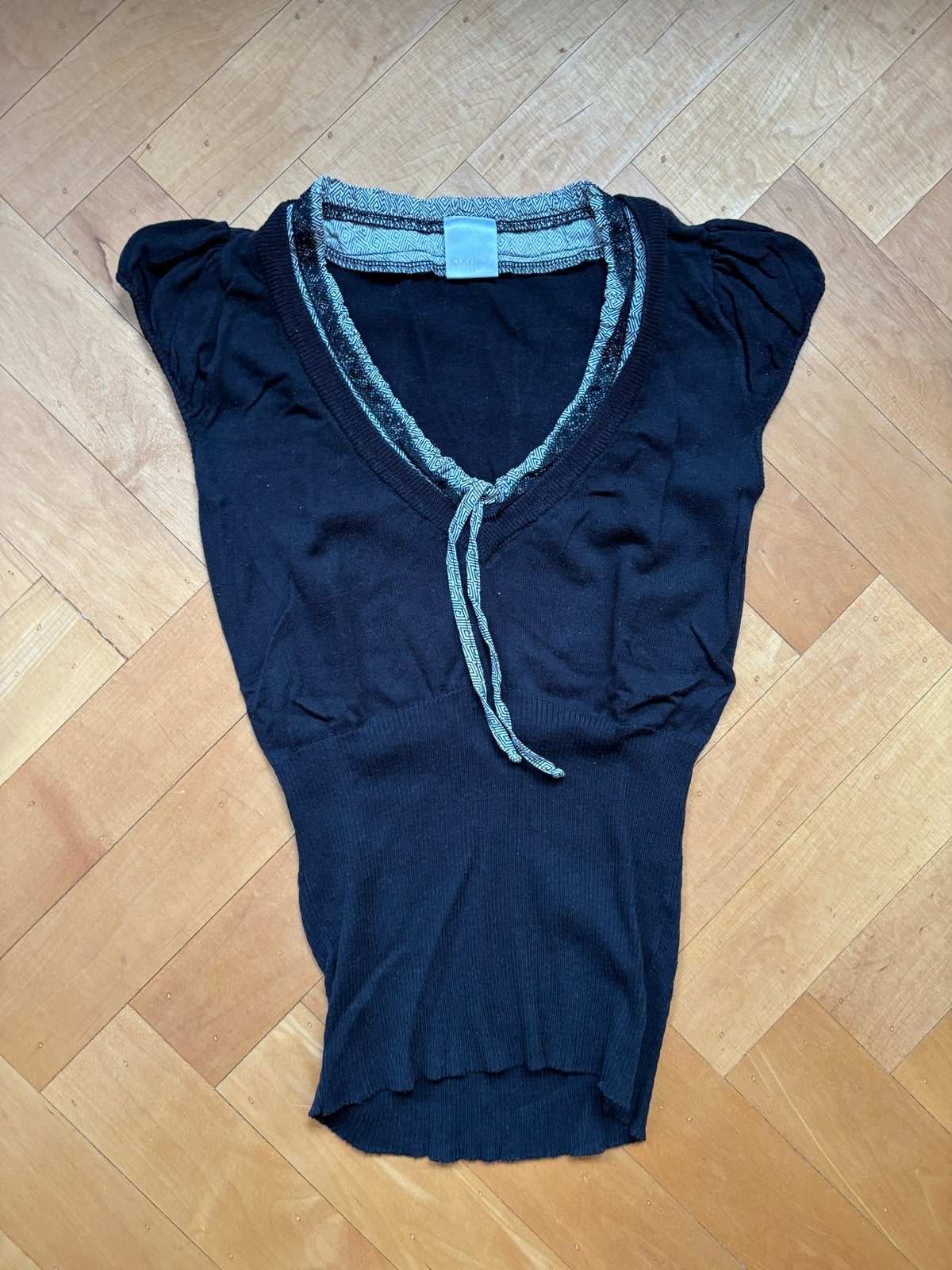 Oxmo XS Zwart gebreid topje met korte mouwen en V-hals, Kleding | Dames, Zwart, Ophalen of Verzenden, Korte mouw, Maat 34 (XS) of kleiner