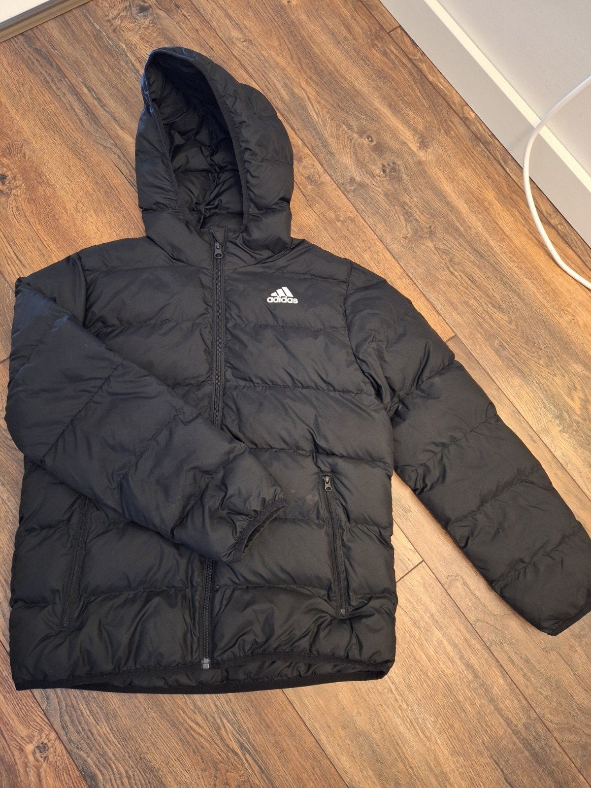 Adidas Puffer Jas Zwart - Maat 152 (11-12 jaar), Kinderen en Baby's, Kinderkleding | Maat 152, Adidas, Jongen of Meisje, Ophalen of Verzenden