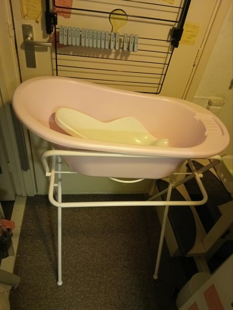 Babybadje met standaard en badzitje - Roze, Gebruikt, Badje, Standaard, Ophalen