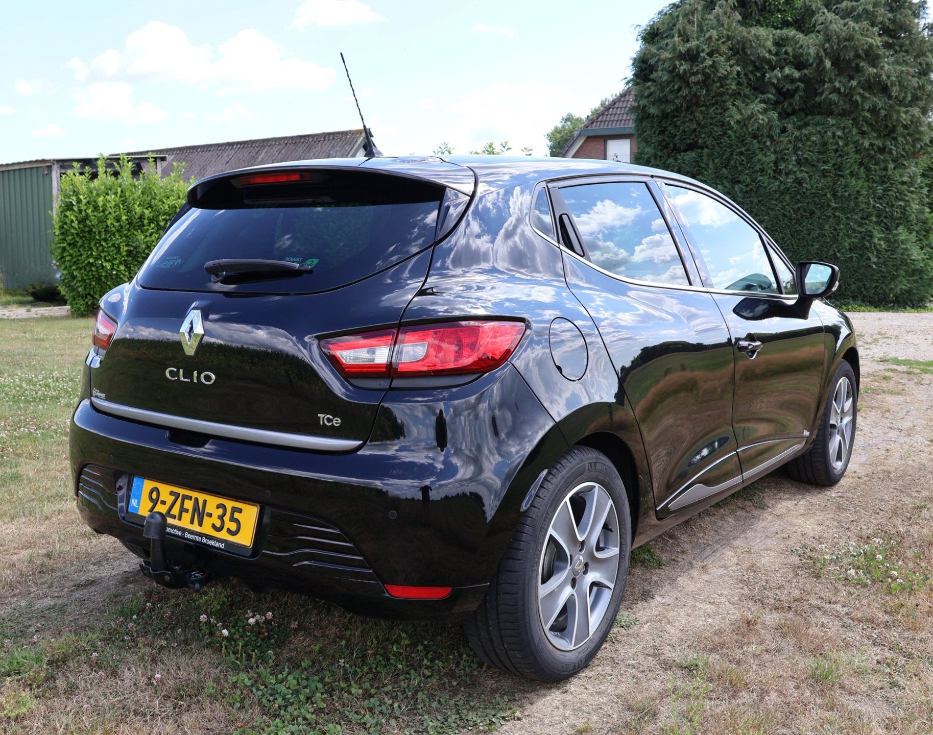 Renault Clio 0.9 TCe ECO Night&Day|Trekhaak|Bluetooth|Dealer, Voorwielaandrijving, Stof, Zwart, 540 kg