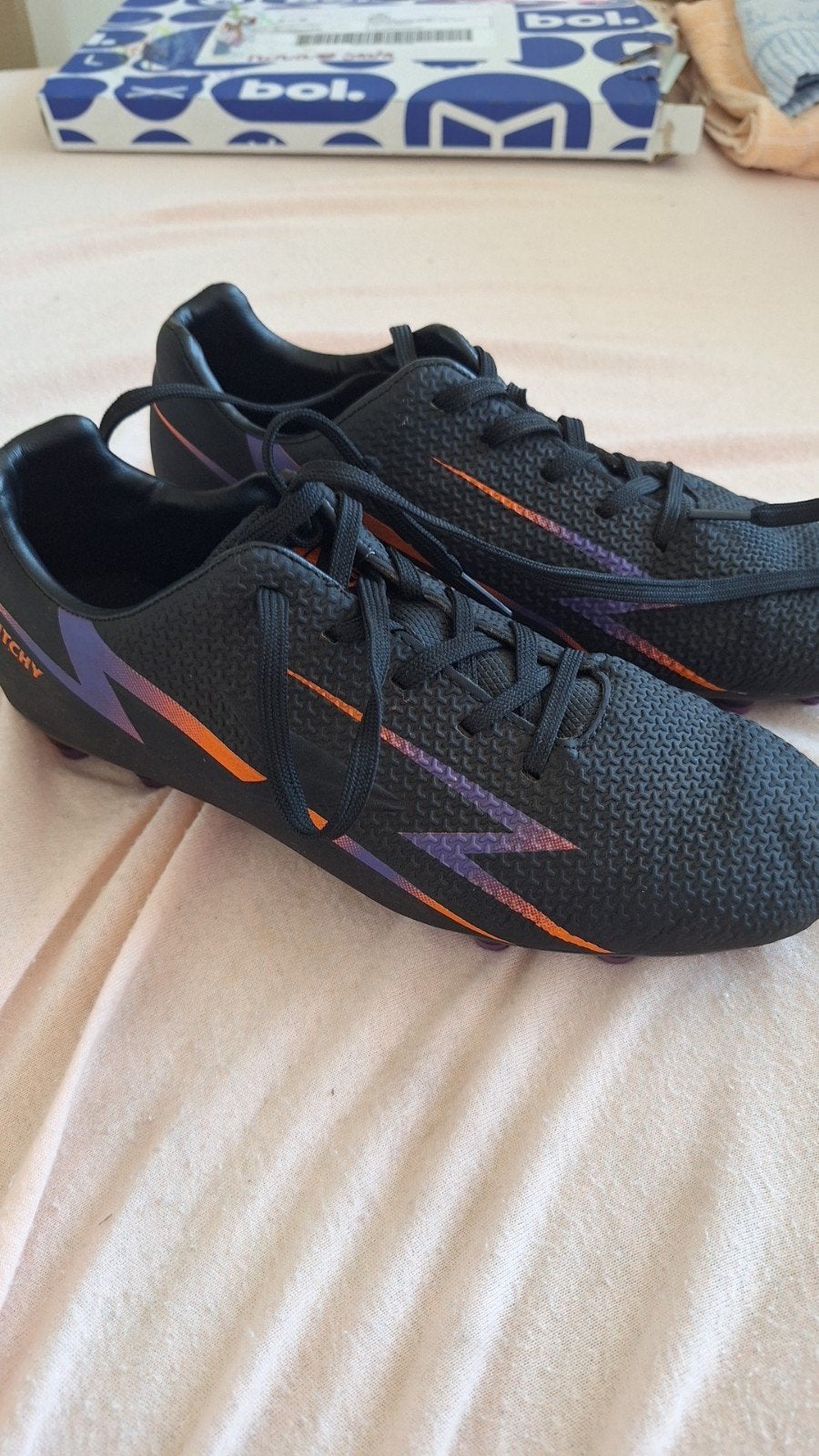 Zwarte Voetbalschoenen met Paarse en Oranje Details 37, Ophalen of Verzenden, Nieuw, Schoenen
