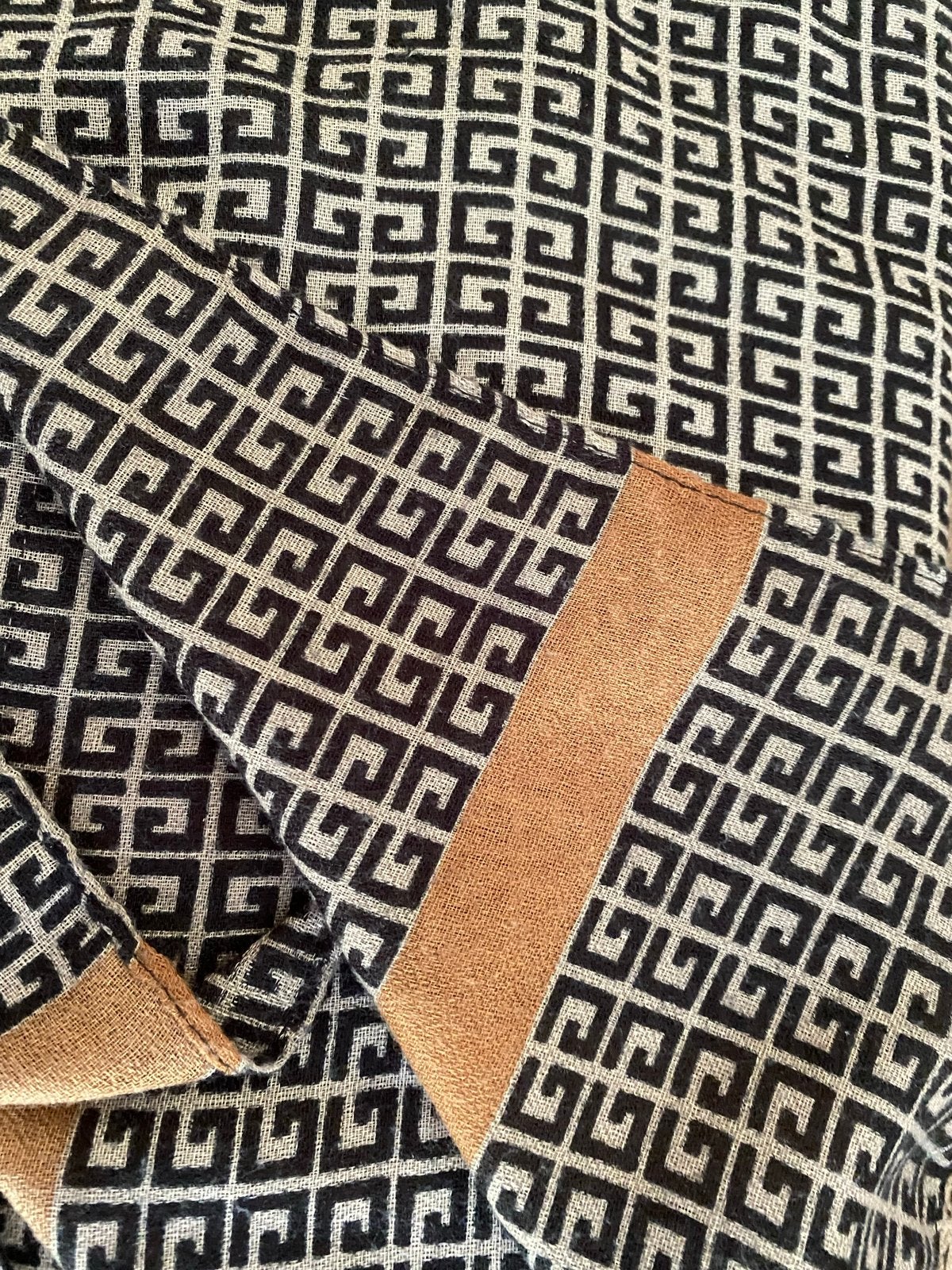 Stijlvolle Stola met Grieks Sleutelpatroon - Bruin & Beige, Ophalen of Verzenden, Nieuw, Maat 46/48 (XL) of groter, Sjaal