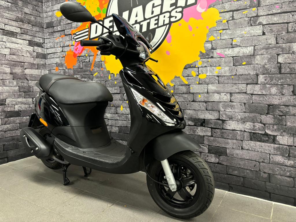 Piaggio Zip SP look bromscooter 45km carburateur, Fietsen en Brommers, Scooters | Piaggio, Ophalen, Italie, Gebruikt, Info@piaggio.com