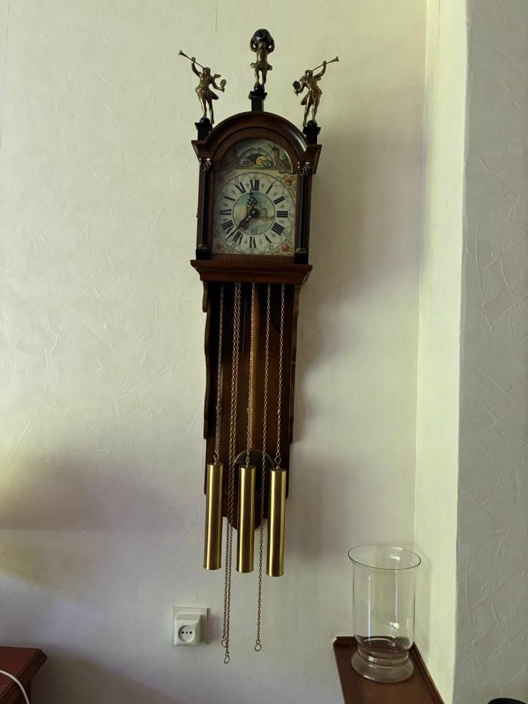 Klassieke Zaanse wandklok met maanstand en Atlas-figuur, Antiek en Kunst, Antiek | Klokken, Ophalen
