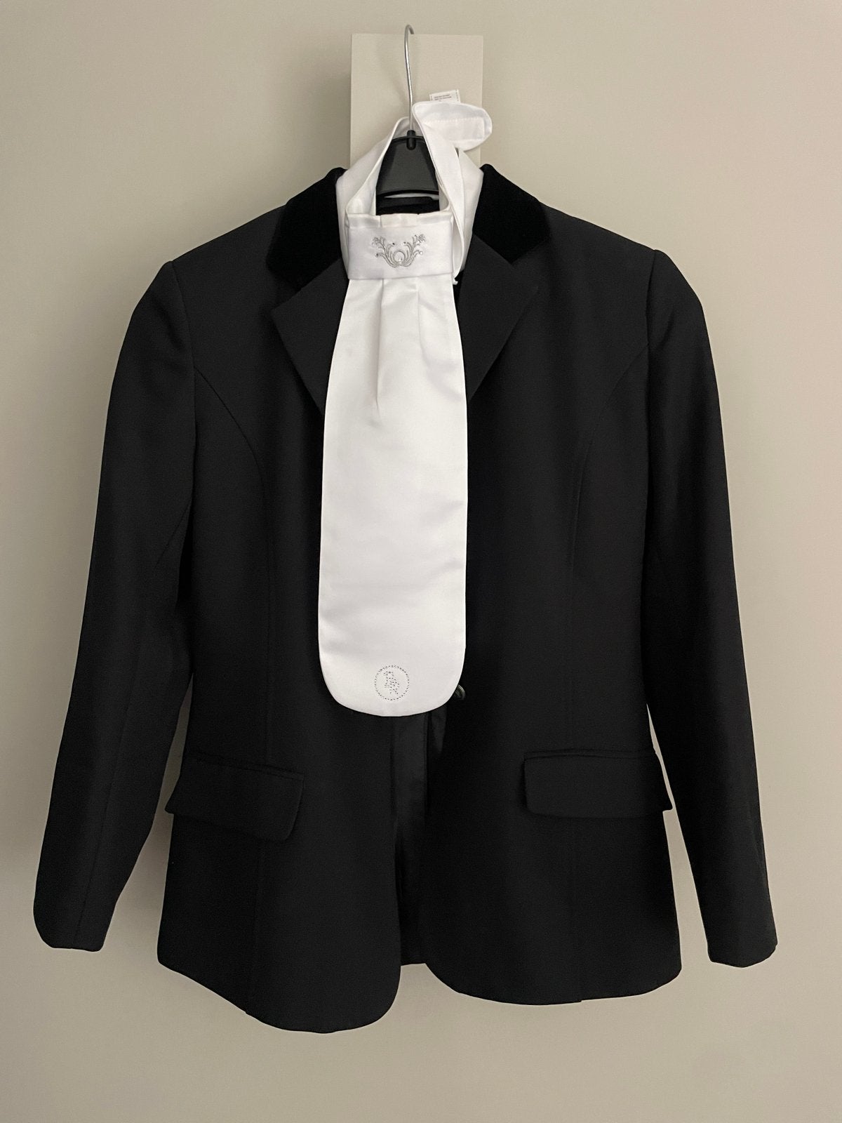 Wedstrijdjas maat 164 met 2x plastron, Ophalen of Verzenden