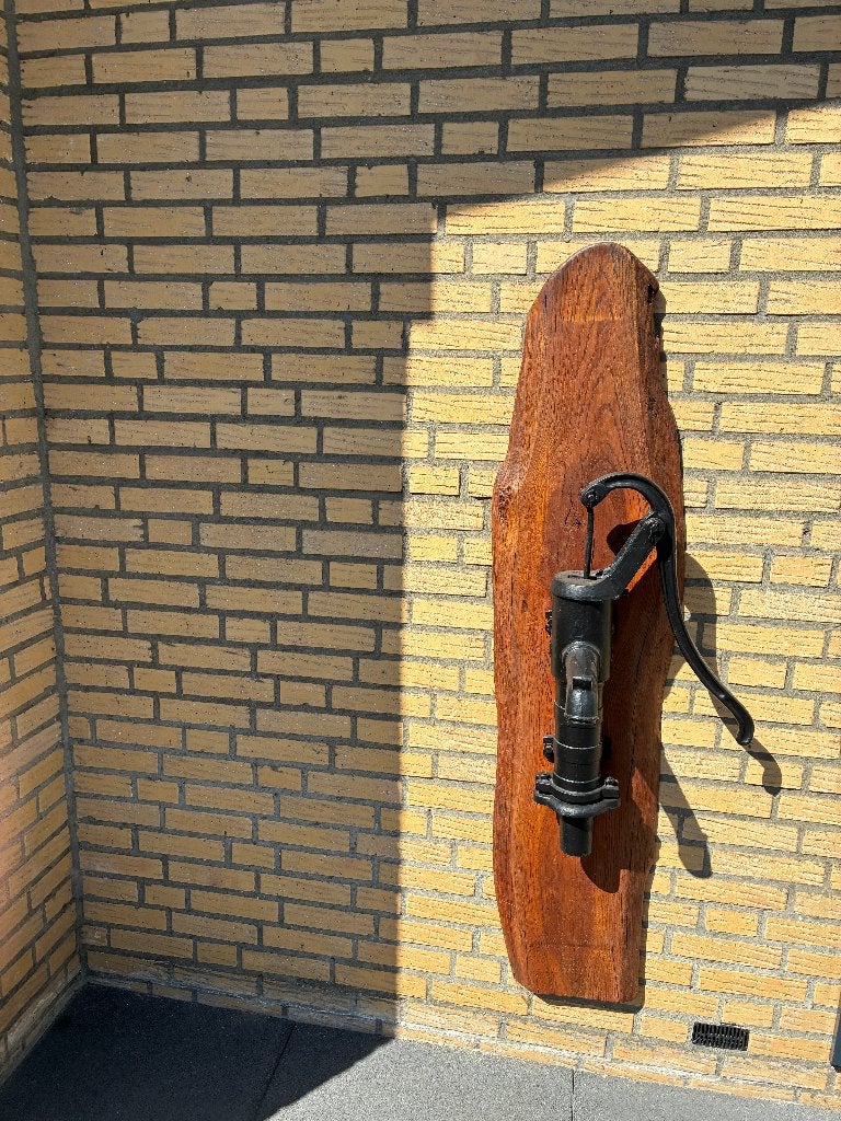 Antieke gietijzeren waterpomp op houtenplank, Ophalen, Gebruikt, Handmatig, Overige typen