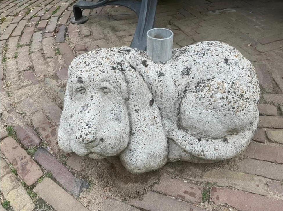 Betonnen hondenbeeld - als parasol voet Tuinbeeld, Ophalen of Verzenden, Gebruikt, Steen, Dierenbeeld