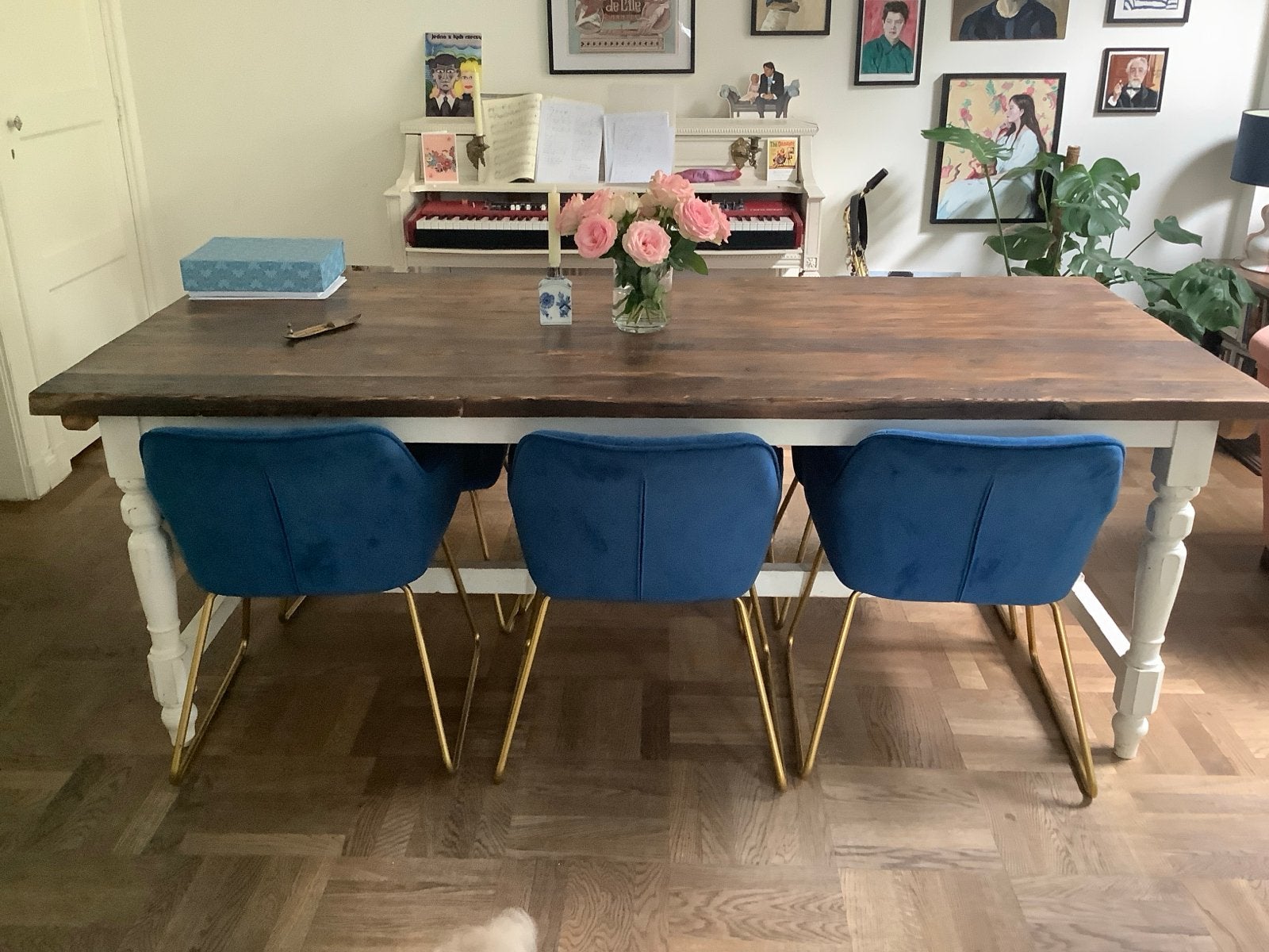 Robuuste houten eettafel met witte poten, Huis en Inrichting, Tafels | Eettafels, Ophalen, Gebruikt, 50 tot 100 cm, 150 tot 200 cm