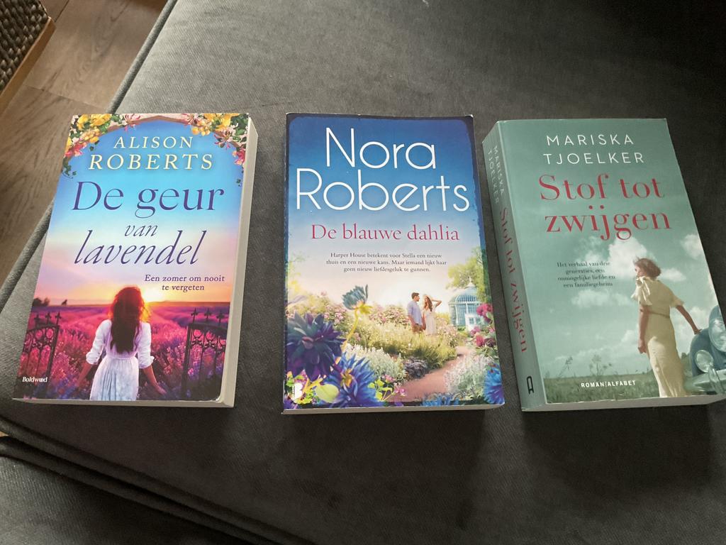 3 boeken romans Nora Roberts,Alison Roberts,Mariska Tjoelker, Ophalen of Verzenden, Gelezen