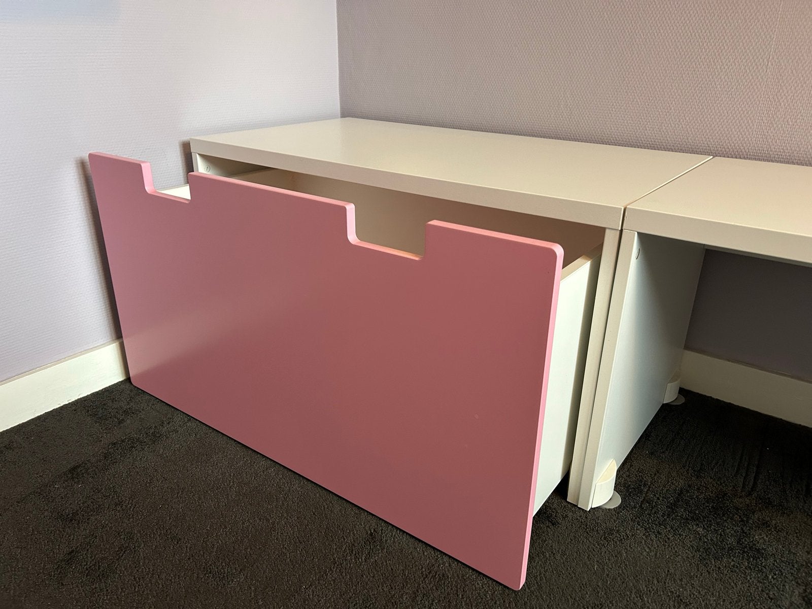 Kinderbureau zgan STUVA ikea met roze lade en toebehoren, Ophalen, Zo goed als nieuw, Tafel(s)