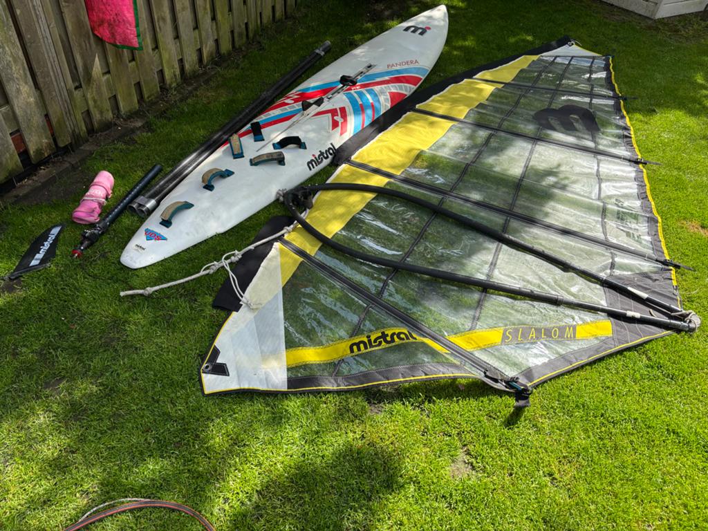 Mistral Pandera complete surfset met 2 zeilen, Watersport en Boten, Windsurfen, Ophalen, Mistral, Gebruikt, 5 tot 6.5 m²
