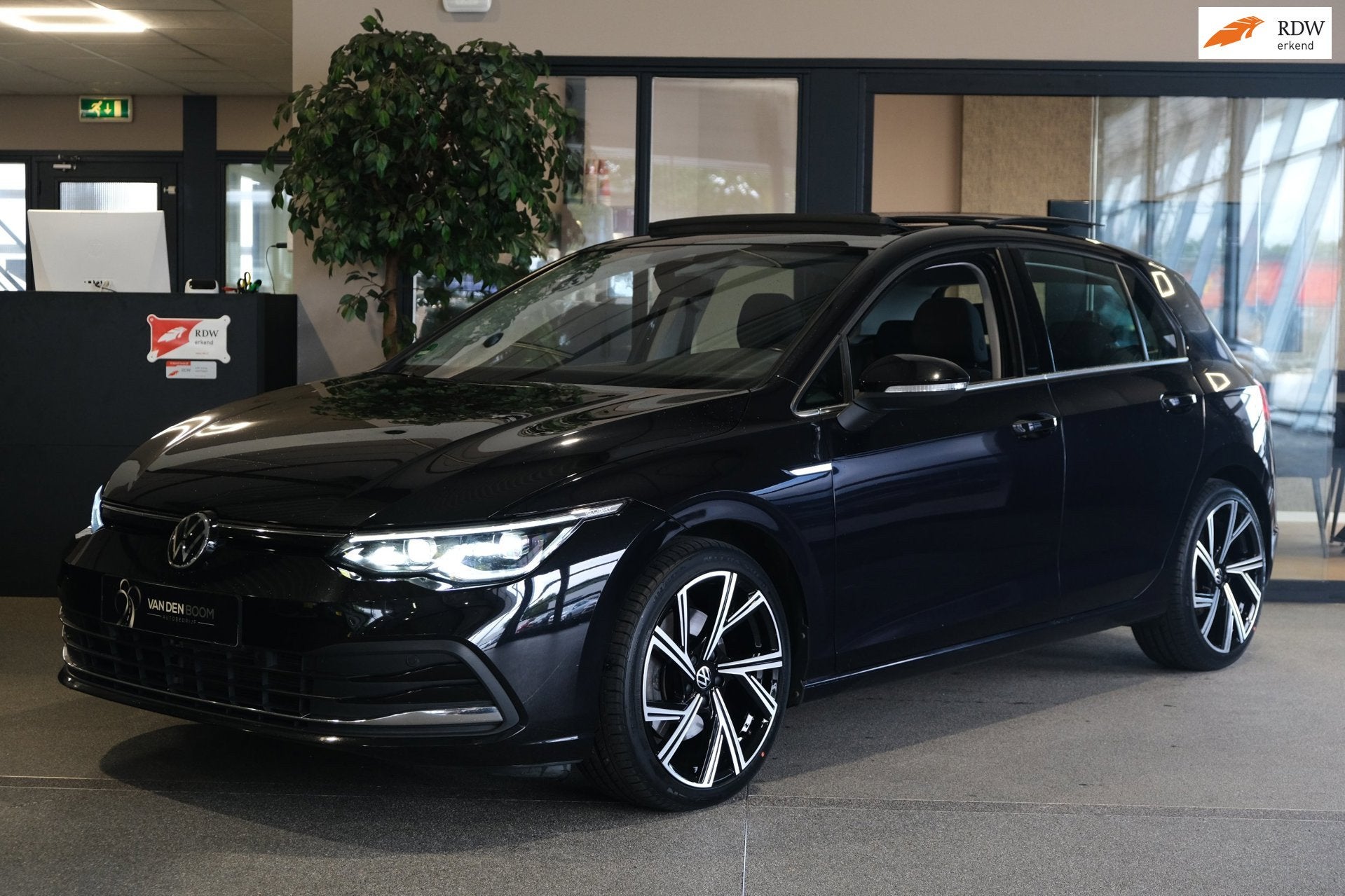 Volkswagen Golf 1.5 eTSI DSG Pano Trek IQ Led Pdc Acc Alcant, Auto's, Dealer onderhouden, 4 cilinders, 150 pk, Alcantara