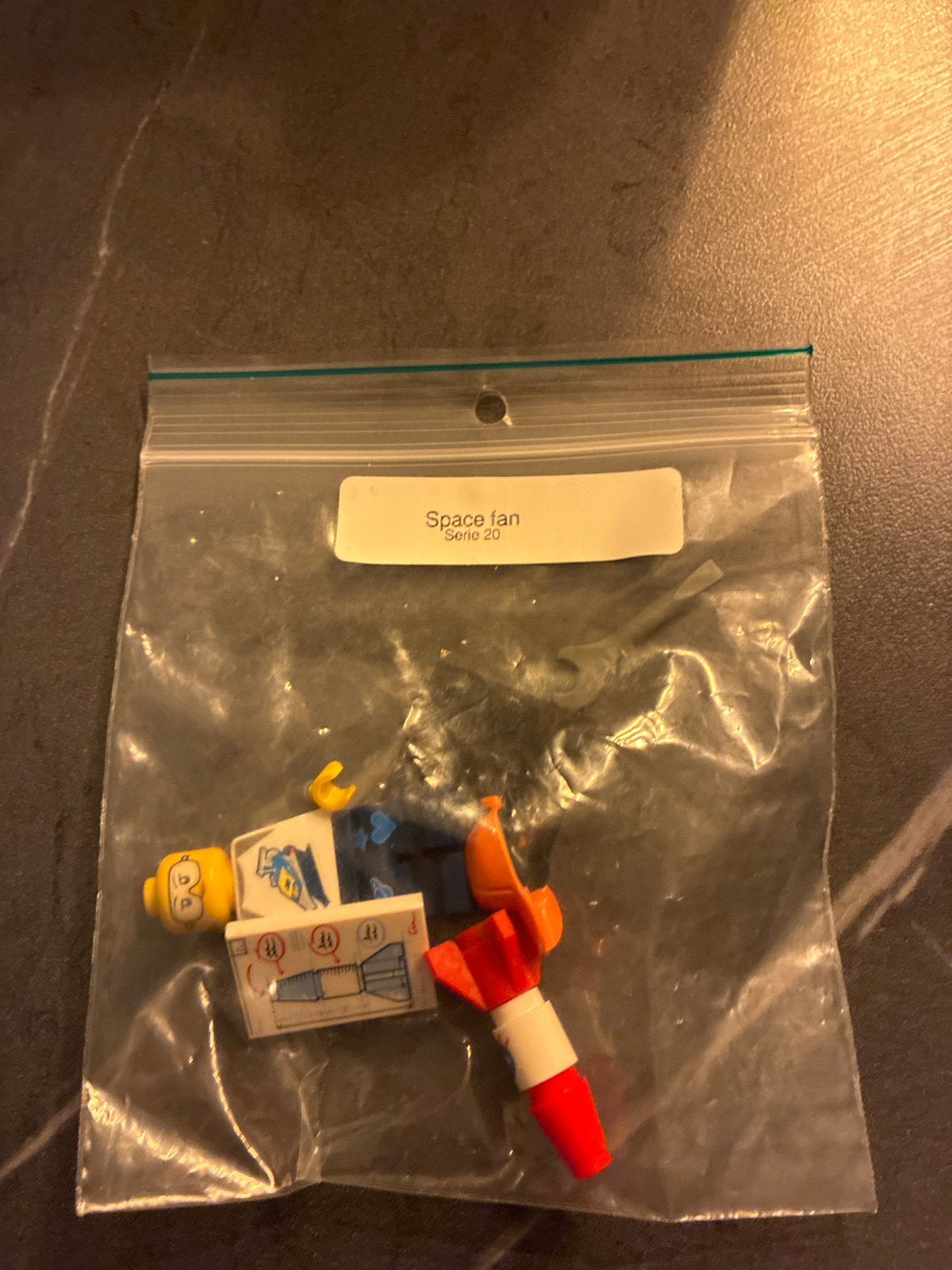 Lego Minifiguur Space Fan Serie 20 met raket, Ophalen of Verzenden, Zo goed als nieuw, Overige merken
