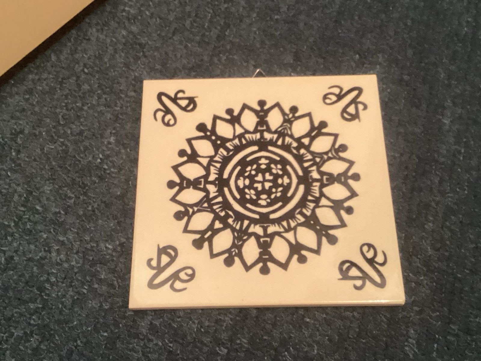 Delfts Blauw wandtegel met mandala-achtig motief, Antiek en Kunst, Antiek | Wandborden en Tegels, Ophalen of Verzenden