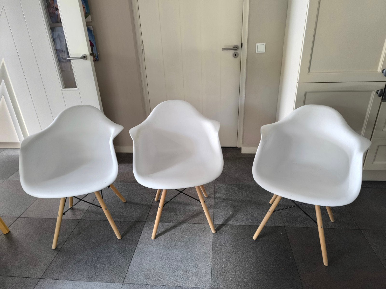 gratis 6 Witte Eetkamerstoelen Kunststof met Houten Poten, Ophalen, Wit, Kunststof