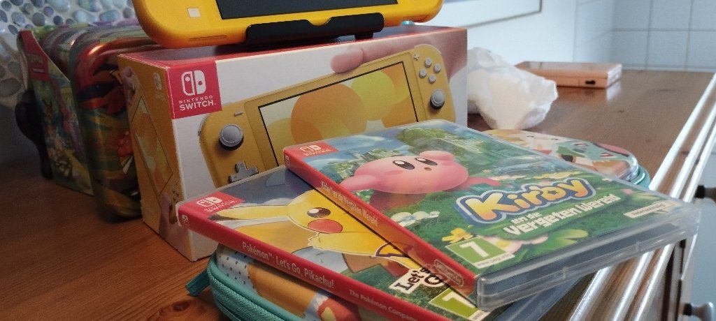 Nintendo Switch Lite Geel met games en hoes, Spelcomputers en Games, Ophalen of Verzenden, Geel, Zo goed als nieuw, Met beschermhoes of tas