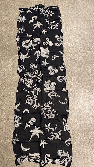 Zwarte foulard met witte print, Ophalen of Verzenden, Zo goed als nieuw, Sjaal