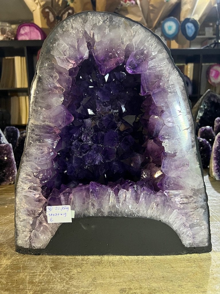 Amethist geode (56) van 20,5 kg, diep paars van kleur, Ophalen of Verzenden, Mineraal