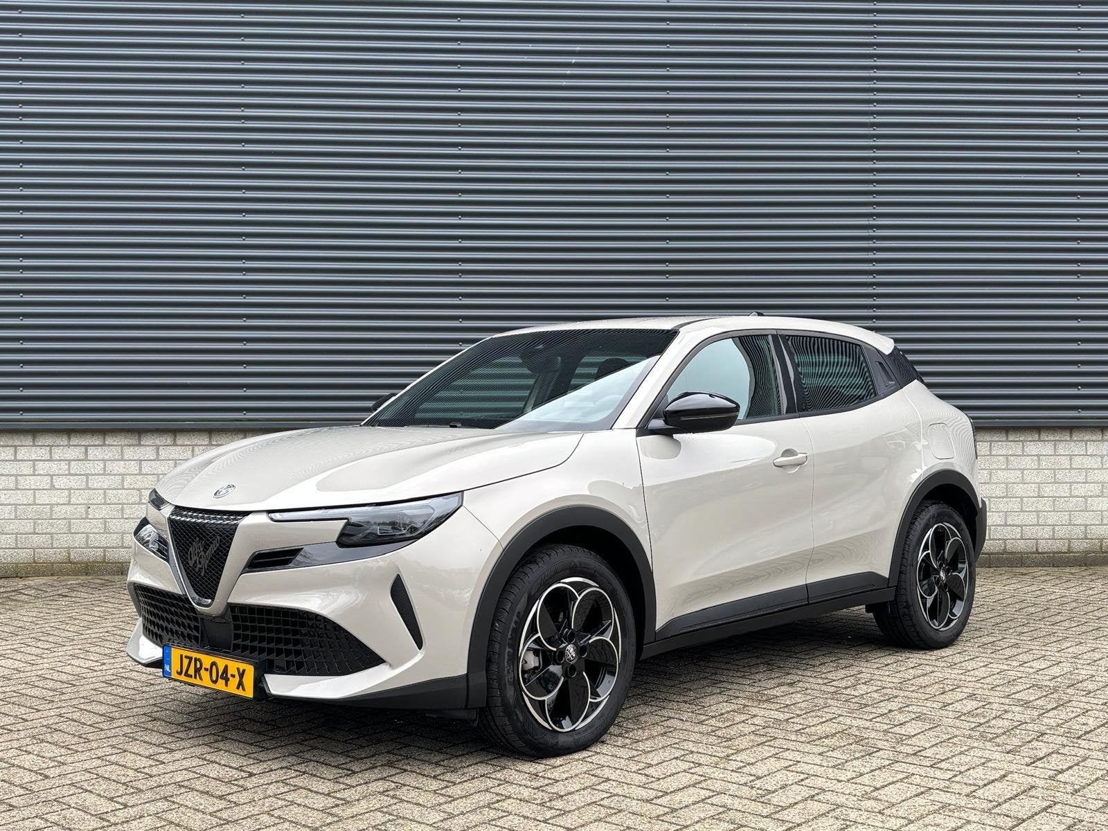 Alfa Romeo Junior 54 kWh 156pk Elettrica | Adaptieve Cruise, Auto's, 413 km, Stof, 1520 kg, Beige