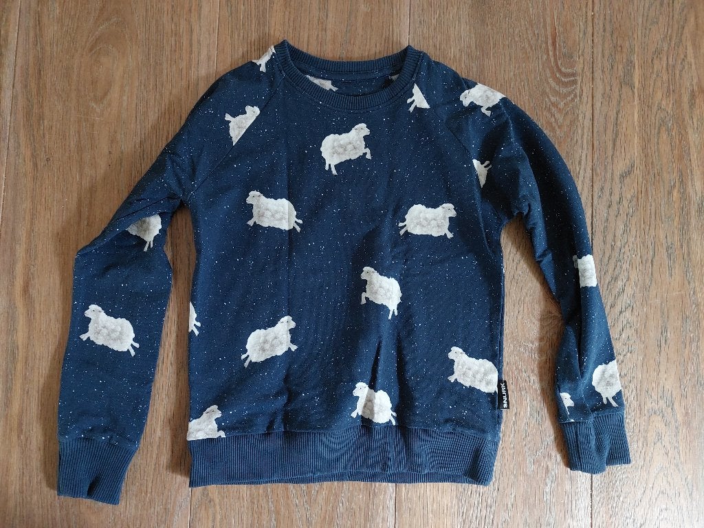 Sweater ‘Counting sheep’ van Snurk – maat 128 (7-8 jaar), Ophalen of Verzenden, Zo goed als nieuw, Jongen of Meisje, Trui of Vest