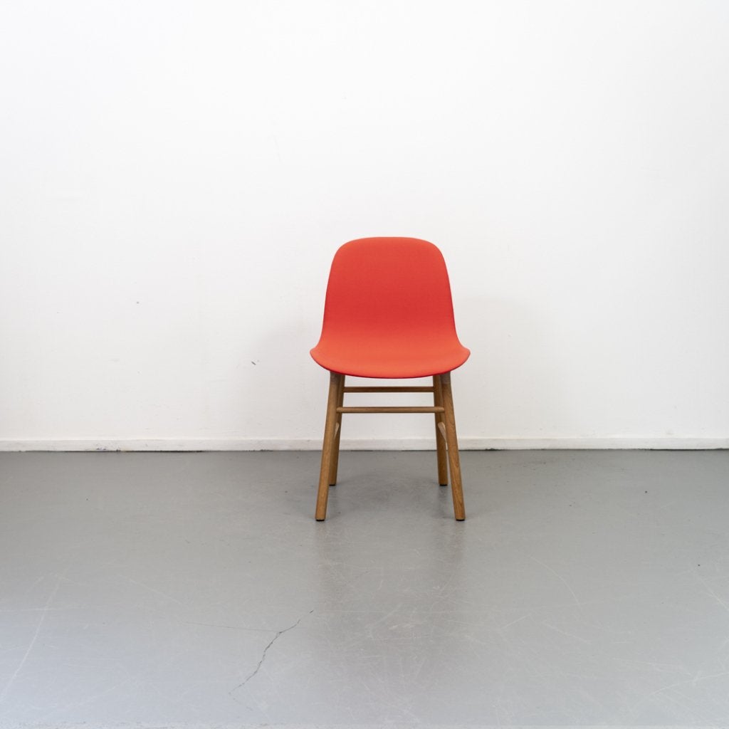 6 Normann Copenhagen Form stoel Oranje stof Eiken, Huis en Inrichting, Stoelen, Niet ingevuld, Nieuw, Ophalen of Verzenden, Info@normanncopenhagen.nl