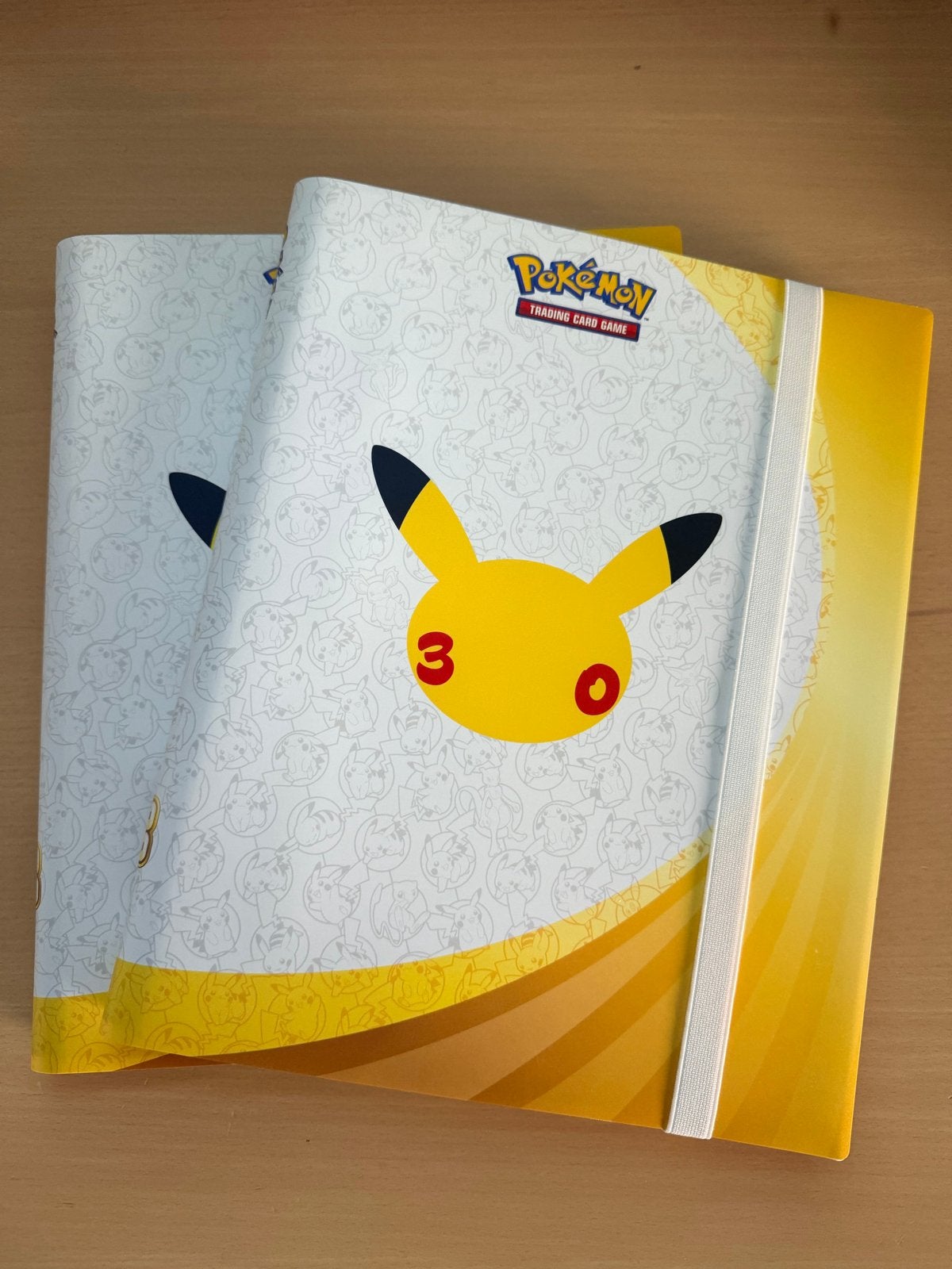 Pokémon 30th Anniversary Binder (2 stuks) 30 euro per stuk, Ophalen of Verzenden, Zo goed als nieuw, Boek of Catalogus