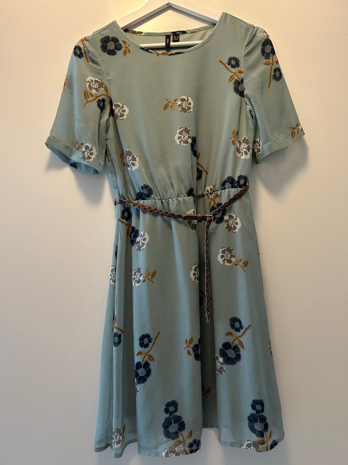 Vero Moda jurk met bloemenprint en riempje, Kleding | Dames, Jurken, Verzenden, Zo goed als nieuw, Knielengte, Maat 34 (XS) of kleiner