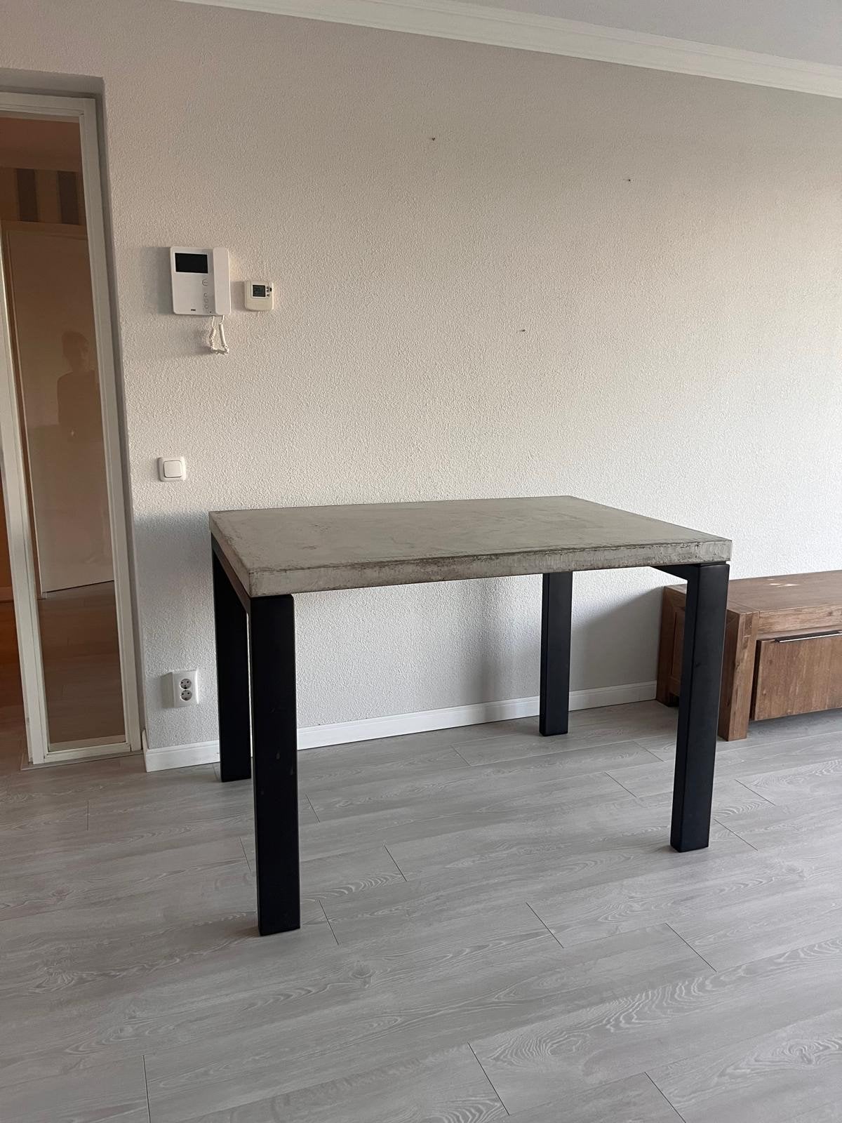 XOOON bartafel grijs betonlook 130x90x90, gratis krukken, Huis en Inrichting, Tafels | Eettafels, Ophalen, 50 tot 100 cm, Zo goed als nieuw