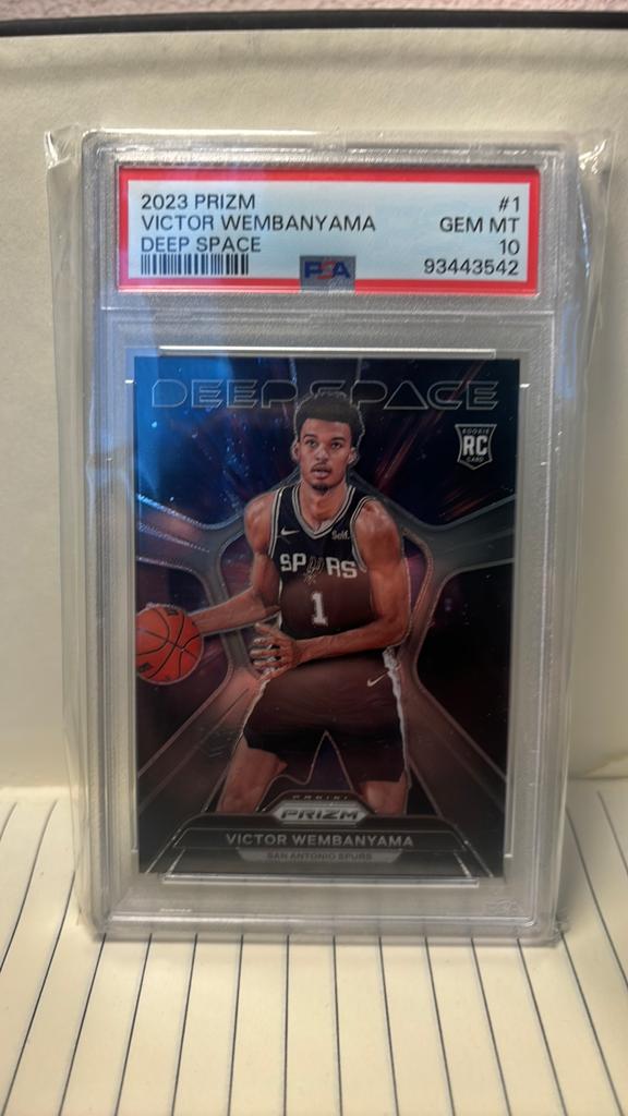 2023 Prizm Victor Wembanyama #1 deep space grade 10, Ophalen of Verzenden, Nieuw
