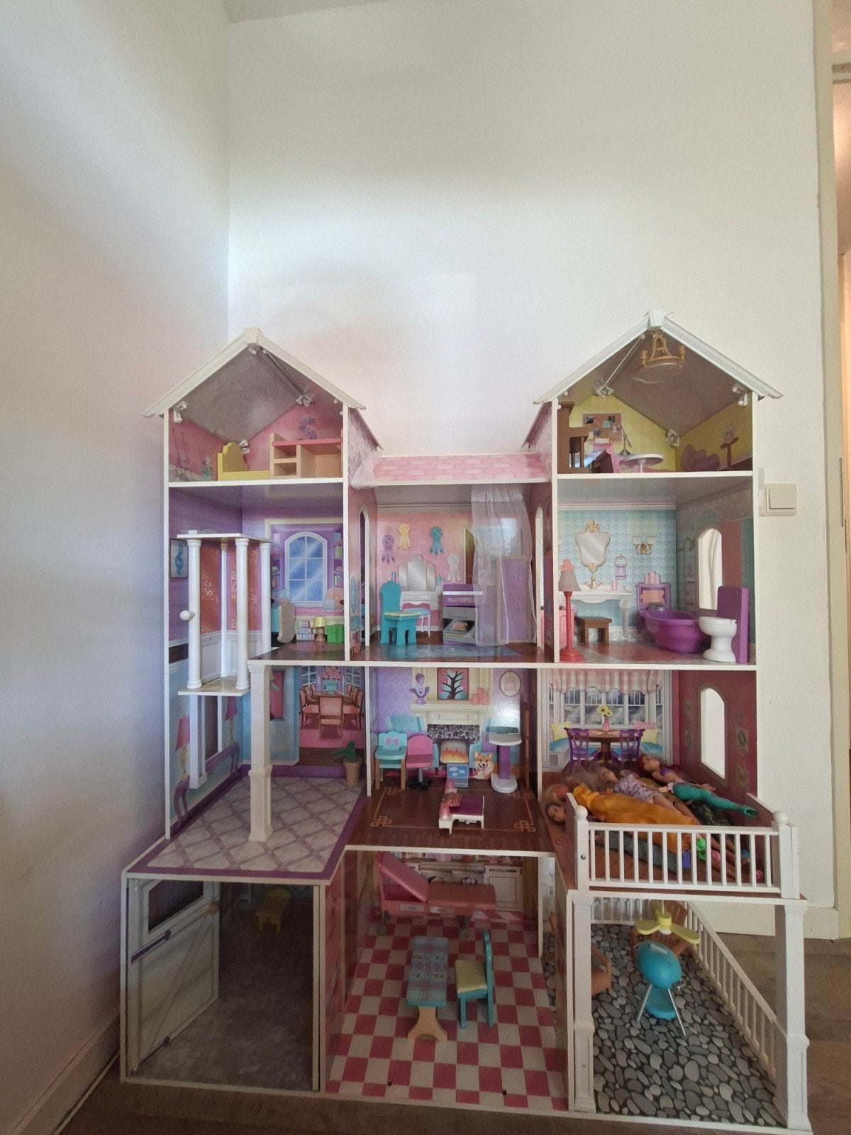 Groot poppenhuis met meubels en poppen, Ophalen, Gebruikt, Overige typen