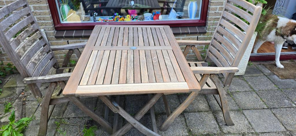 Hardhouten tafel en 2 tuinstoelen, Ophalen, Gebruikt