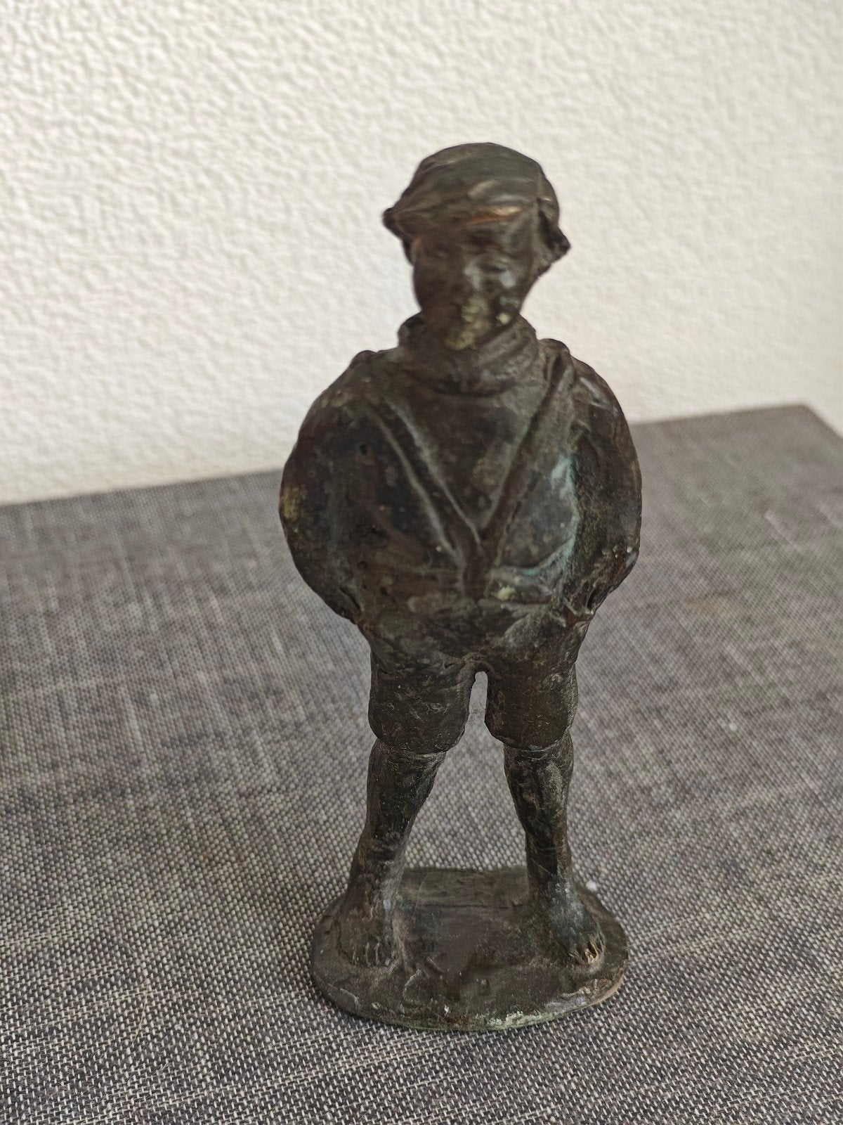 Corry Ammerlaan sculptuur - Jongen met pet, Antiek en Kunst, Minder dan 20 cm, Ophalen of Verzenden, Beeld, Bruin