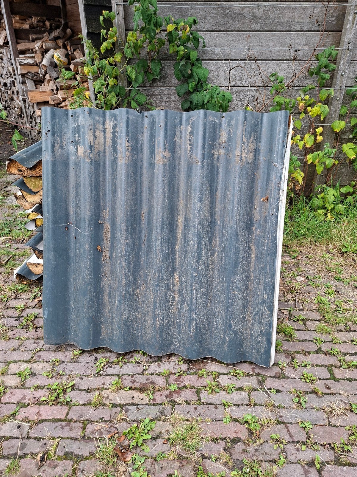 gratis, 12 stukken geïsoleerde dakplaten, Ophalen, Zwart, Golfplaat, Metaal