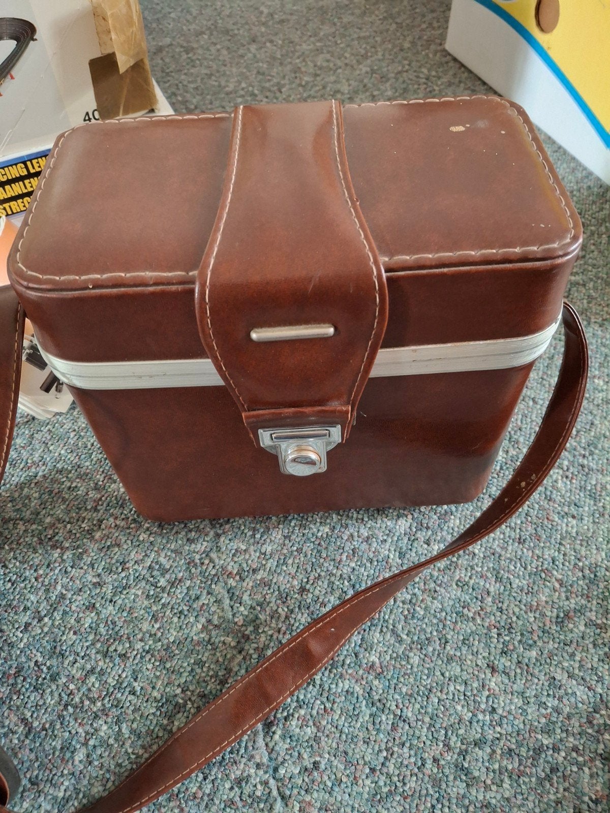 Vintage bruine cameratas met rood fluwelen interieur, Audio, Tv en Foto, Fotografie | Fototassen, Ophalen of Verzenden, Gebruikt