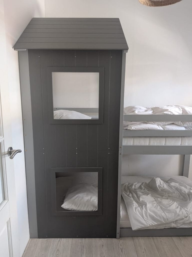 Huisvorm stapelbed 90x200 cm incl. 2 lattenbodems – grijs, Ophalen, Gebruikt, Stapelbed