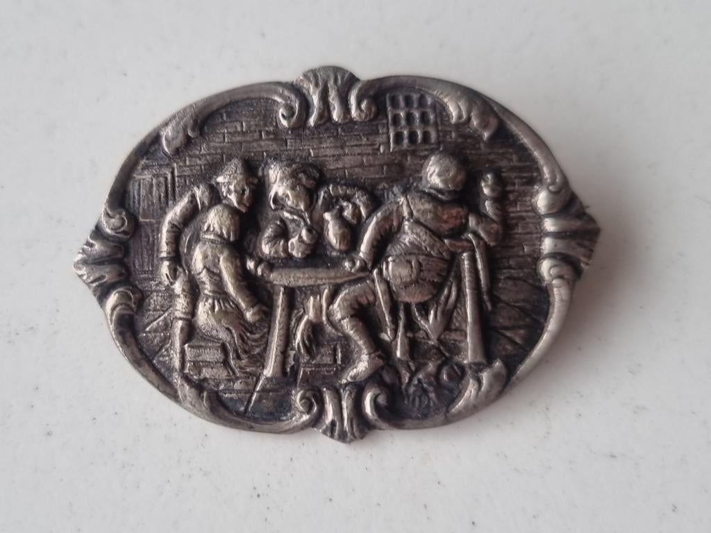 Antiek zilveren broche met Oudhollands tafereel., Ophalen of Verzenden, Zo goed als nieuw, Zilver, Zilver