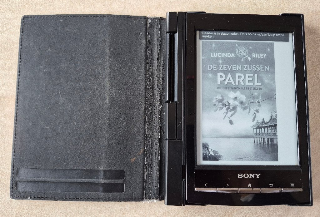 Sony Reader PRS-T1 met hoes en leeslampje, Computers en Software, Ophalen of Verzenden, Gebruikt, 6 inch of minder, Sony