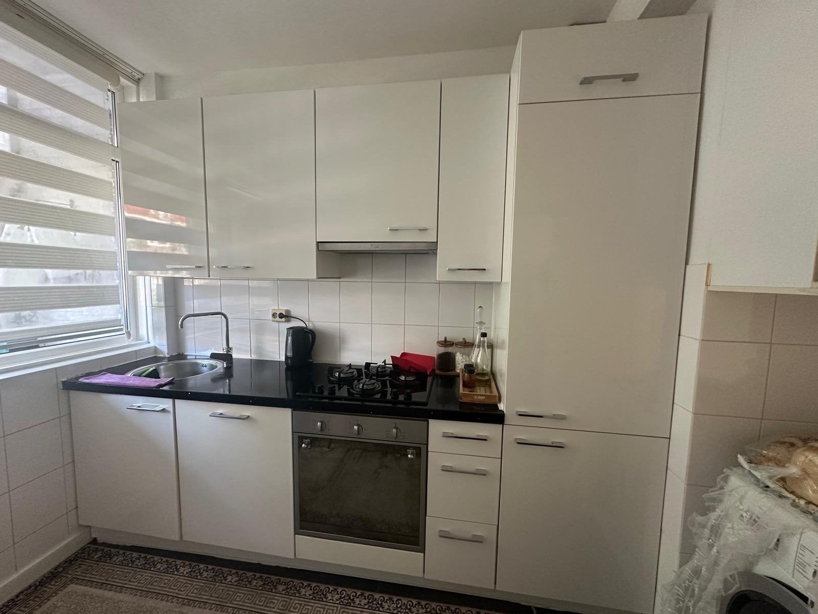 Moderne Witte Keuken met Zwart Werkblad, Ophalen, Wit, Graniet of Steen, Enkelwandige keuken