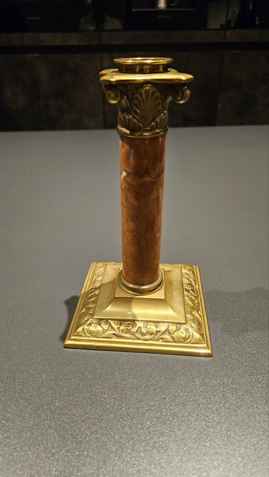 Antieke kandelaar met marmeren zuil en bronzen details, Ophalen of Verzenden, Koper of Brons