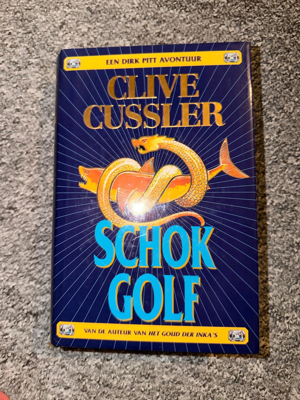 Clive Cussler - Schokgolf (Hardcover), Boeken, Avontuur en Actie, Ophalen of Verzenden, Gelezen