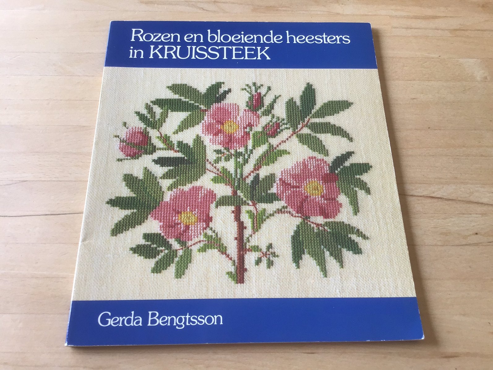 Rozen en bloeiende heesters in kruissteek - Gerda Bengtsson, Ophalen of Verzenden, Zo goed als nieuw