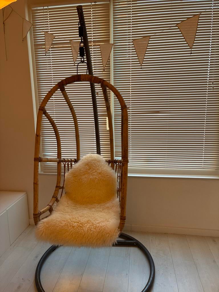 Rotan hangstoel met kussens en schapenvachtje, Ophalen, Gebruikt, Bruin, Riet of Rotan